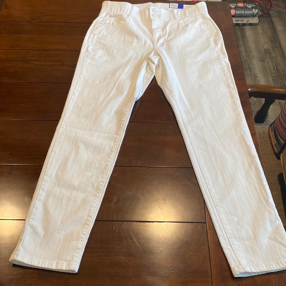NWT Apt. 9 Women's Tummy Control Straight Leg Jeans - White